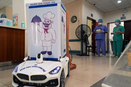Robot chăm sóc bệnh nhân mắc Covid-19 tại Huế