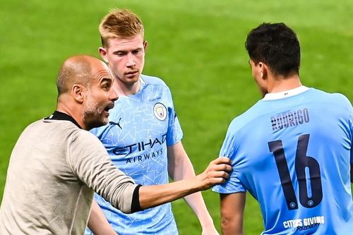 HLV Guardiola giải thích sơ đồ 3 hậu vệ của Man City