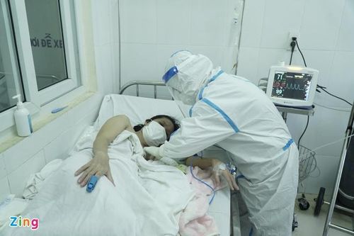 Bé sơ sinh chào đời ở bệnh viện dã chiến được cách ly cùng mẹ