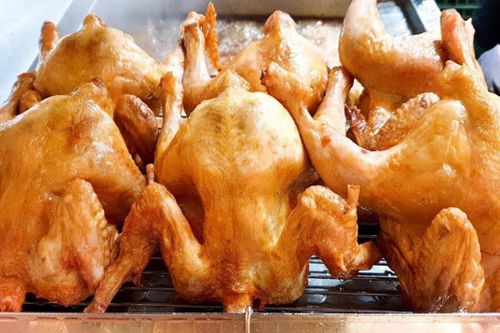Món gà rán nguyên con giòn rụm trên đường phố Hàn Quốc