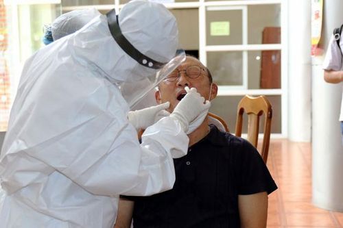 Bóng đá Việt Nam: Bác sỹ bệnh viện Bạch Mai xét nghiệm COVID-19 cho U22 Việt Nam