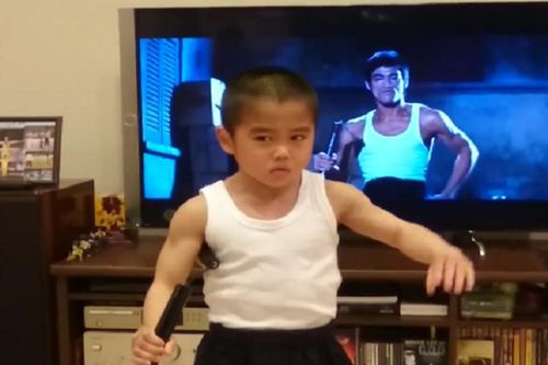Cậu bé múa côn nhị khúc điêu luyện như Lý Tiểu Long