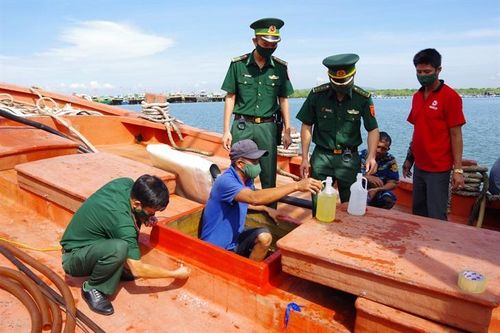 Hải đoàn 18 BĐBP bắt giữ tàu vận chuyển 150.000 lít dầu Do không rõ nguồn gốc