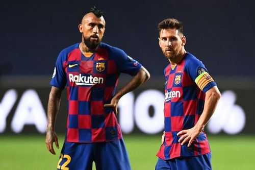 Hình ảnh Messi ngồi buồn bã sau trận thua thảm trước Bayern, gây bão MXH