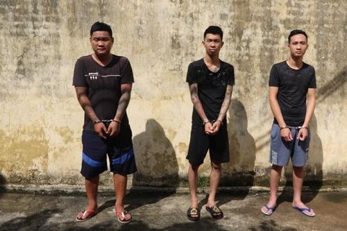 Tạm giữ tài xế, phụ xe đánh đập, cướp tài sản của hành khách