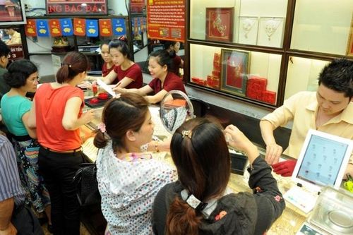 Giá vàng hôm nay 16/8: Đua bán tháo, giá vàng rơi tự do