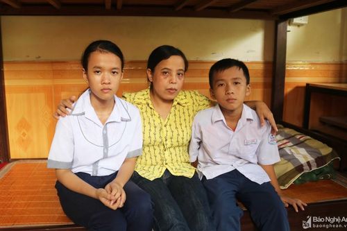 Hai cháu bé mồ côi bố, mẹ bị u não được làng trẻ SOS Vinh đón về chăm nuôi