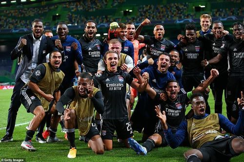 Lyon tạo nên 'địa chấn,' loại Man City khỏi Champions League