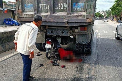 Clip: Phóng như bay trên đường, thanh niên 'găm' thẳng xe máy vào đuôi ô tô tải