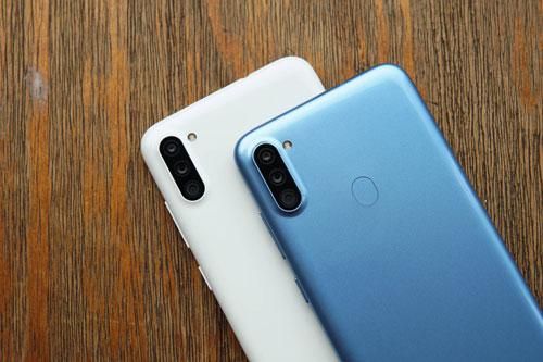 Cận cảnh smartphone Samsung 3 camera sau, pin 4.000 mAh, giá 3,69 triệu tại Việt Nam