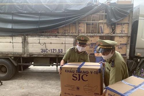 Hà Tĩnh: Bắt giữ 390.000 khẩu trang và gần 1.000 mũ bảo hiểm có dấu hiệu vi phạm đang lưu thông từ Nam ra Bắc