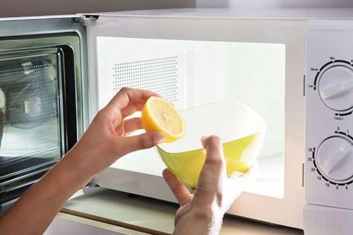 Đánh bay mùi hôi tích tụ ở lò vi sóng chỉ với vài mẹo nhỏ