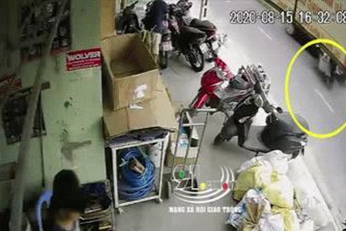 Clip: Người phụ nữ bị xe ô tô húc văng khi qua đường, tài xế nhẫn tâm bỏ trốn