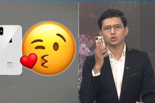 BTV Việt Hoàng gây 'sốt' với hành động: 'Thủ thỉ rồi hôn chùn chụt vào điện thoại', dân tình liền nghĩ ngay đến 'nam thần thều thào'