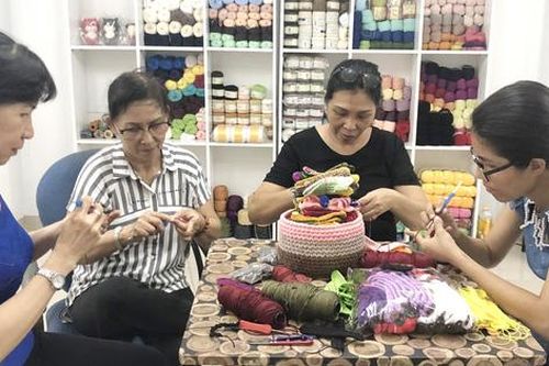 TPHCM: Gần 1.000 chiếc 'tai giả' tặng các y, bác sĩ và người dân chống dịch