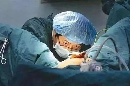 Bác sĩ nam đỡ đẻ cho sản phụ tại nhà