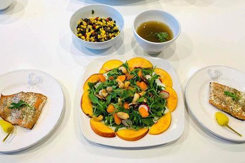 Ông xã Thanh Thảo trổ tài vào bếp, làm món đẹp như nhà hàng