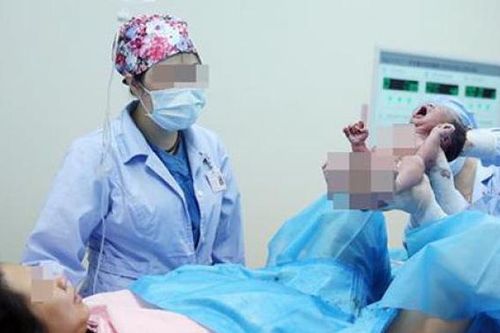 Sinh xong nghe y tá hỏi, sản phụ kiệt sức cũng nhất định phải trả lời