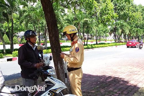 Cảnh sát giao thông có được kiểm tra chứng minh nhân dân?