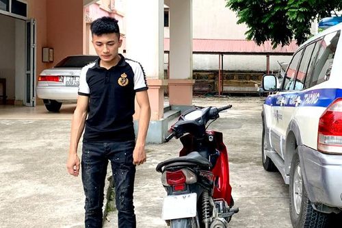 Xử phạt 8,4 triệu đồng và tạm giữ phương tiện đối tượng đi xe máy 'bốc đầu' xe