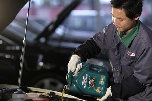 Các bước tự thay nhớt động cơ cho xe ô tô tại nhà
