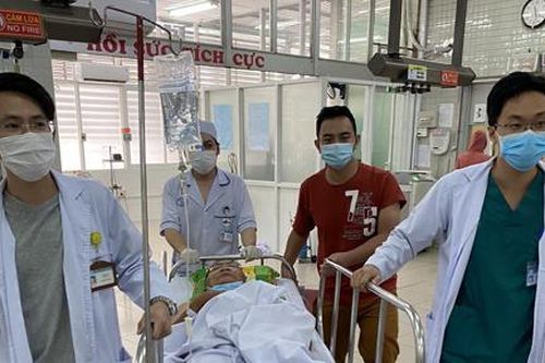 Cấp cứu kịp thời cho cha một bác sĩ đang làm nhiệm vụ ở tâm dịch