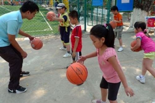 Trẻ đau đầu gối do vận động quá mức