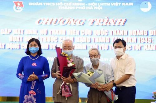 Thành viên Đoàn Thanh niên cứu quốc Thành Hoàng Diệu gặp gỡ tuổi trẻ Thủ đô