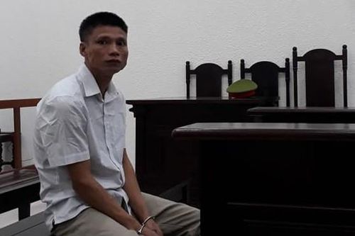 Vừa mãn hạn tù lại 'sắm vai' nhân viên đại sứ quán để lừa đảo