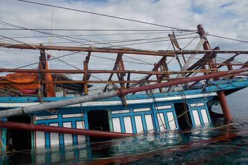 Một tàu giã cào bị phá nước chìm trên biển