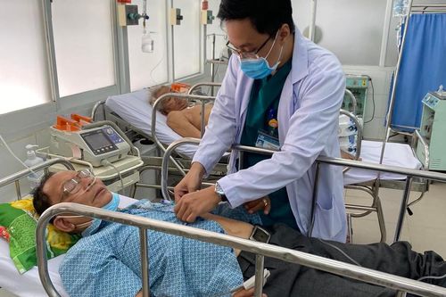 Bệnh viện Chợ Rẫy cứu cha của bác sĩ đang chống dịch ở Quảng Nam