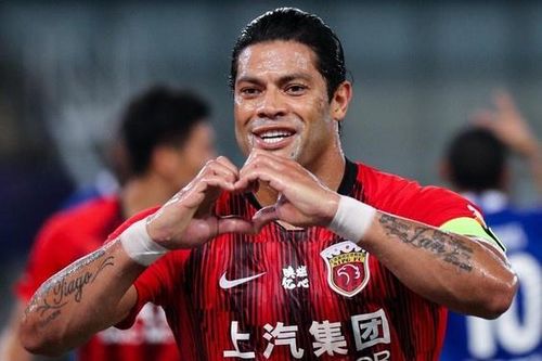 Hulk ghi bàn giúp Shanghai SIPG thoát thua