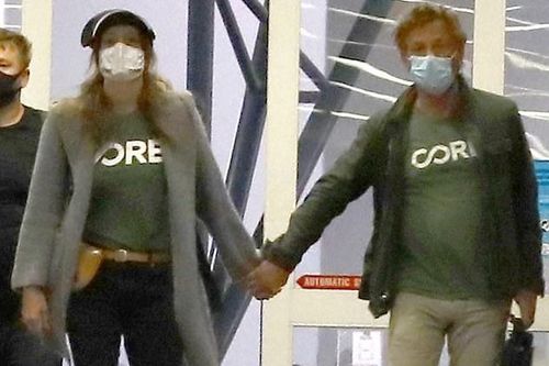 Sean Penn lần đầu xuất hiện cùng vợ sau lễ cưới