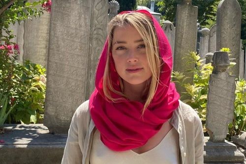 Amber Heard mặc không phù hợp khi đến nhà thờ Hồi giáo