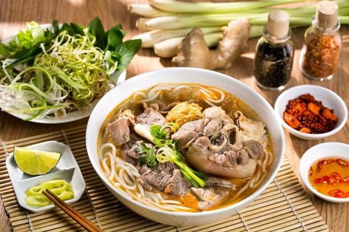 Đầu bếp nước ngoài dạy cách làm bún bò chuẩn vị Việt
