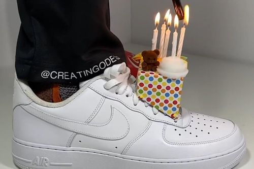 Nhà thiết kế dùng nến, bánh mỳ trang trí giày Nike trắng