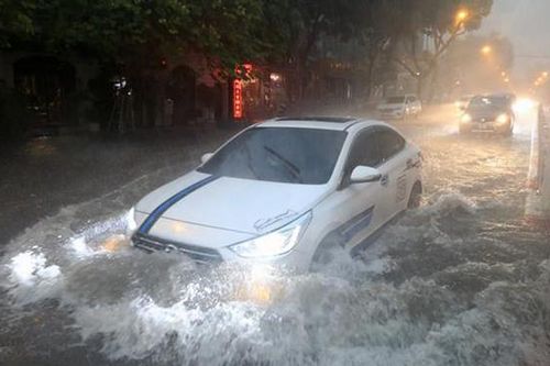 Mưa lớn trên diện rộng làm ngập nhiều tuyến phố tại Hà Nội