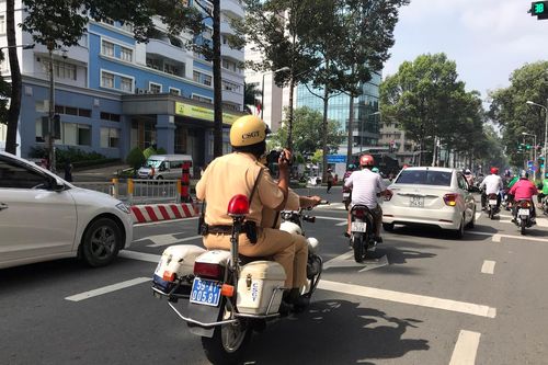 Dán thông báo phạt nguội phương tiện dừng, đậu xe trái phép