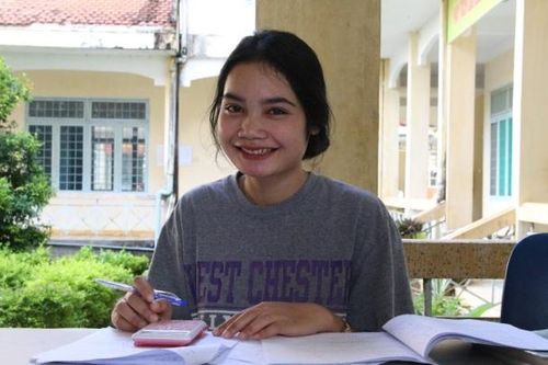 Hai nữ sinh nghèo nuôi ước mơ con chữ