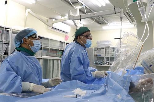 Bác sĩ đi chống dịch không thể về khi cha bị nhồi máu cơ tim