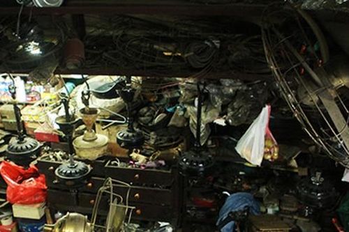 'Kho đồng nát' đắt giá cất giấu trong lòng phố cổ Hà Nội