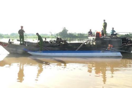 Bắt quả tang liên tiếp 4 ghe khai thác cát trái phép trên sông Hậu – sông Tiền