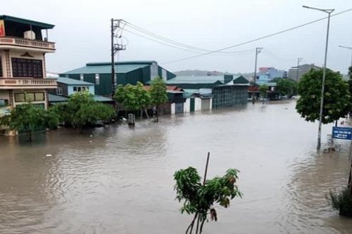 Mưa lớn gây ngập lụt cục bộ tại nhiều điểm ở Hạ Long, 2 người bị thương