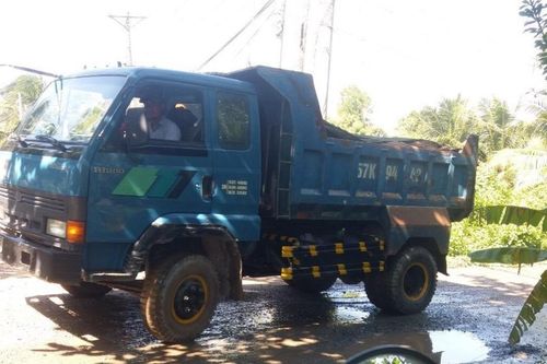 Doanh nghiệp cà nát mặt đường rồi dùng đá lấp tạm những 'ổ voi'