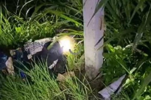 Bắt giữ tài xế lái ô tô tông chết hai vợ chồng dừng mặc áo mưa bên đường