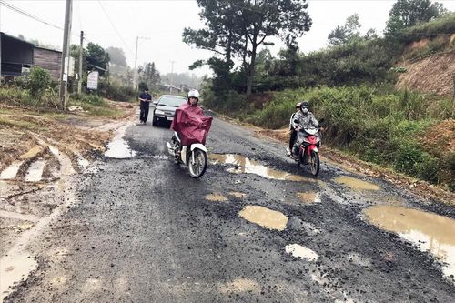 Quốc lộ 'nát' 10 năm chờ vốn đầu tư công