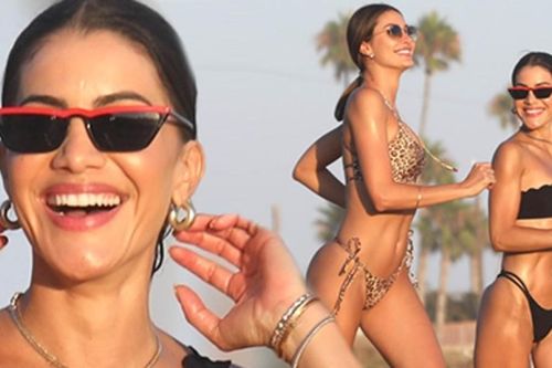 Blogger thời trang nổi tiếng diện bikini lệch vai tôn dáng quyến rũ ở biển