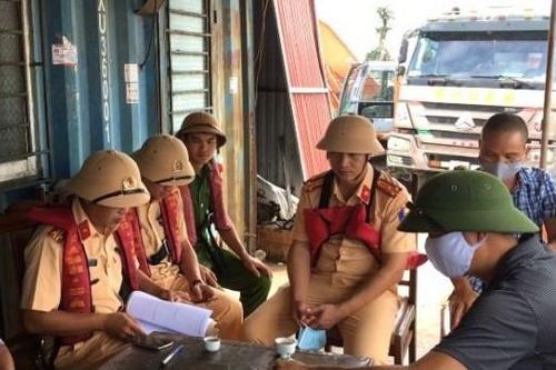 CSGT giải cứu tàu chở 500m3 cát bị đắm trong đêm mưa