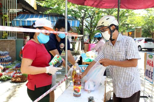 'Siêu thị' 0 đồng giữa mùa dịch, trả phí bằng nụ cười