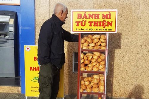 Những tủ bánh mì, khẩu trang miễn phí ấm lòng người nghèo ở Đà Lạt